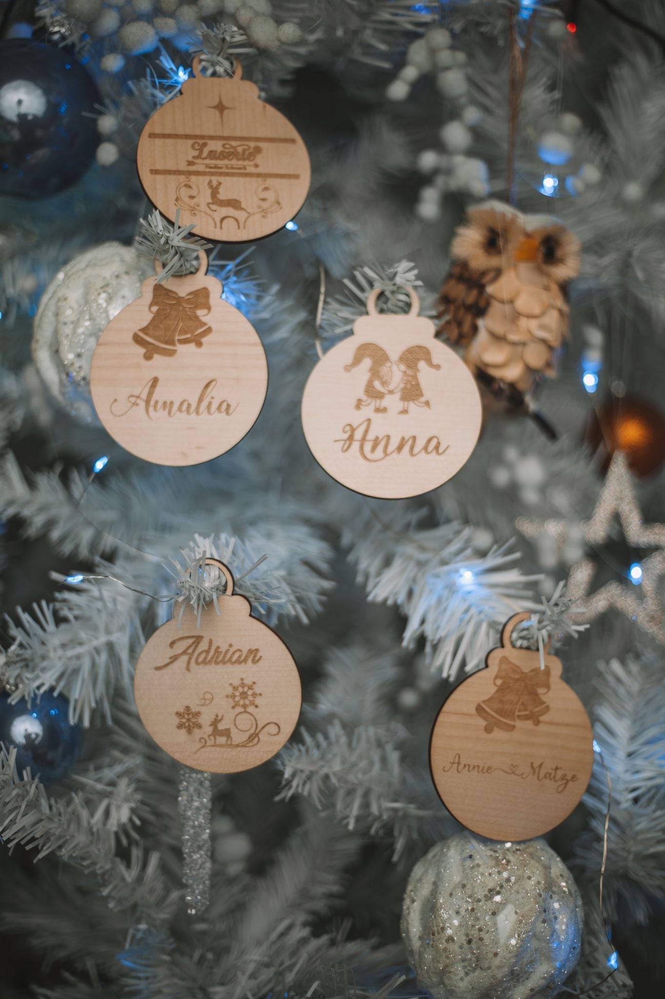 Nachhaltige Weihnachtskugeln aus Furnierholz