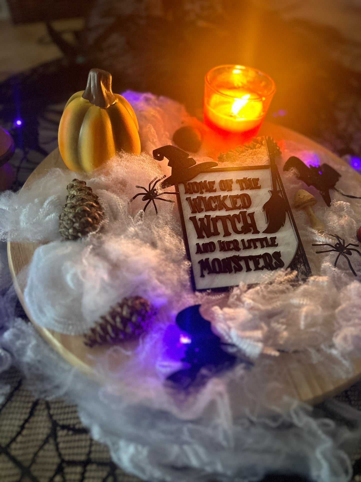 Hexenschild aus Holz zum Selbstgestalten mit dem Spruch "Home of the Wicked Witch and her little Monsters". Ideal für Hexenliebhaber!