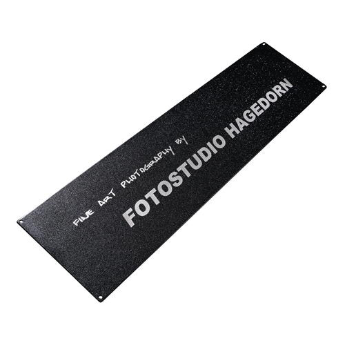 Pulverbeschichtetes Schild mit Gravur