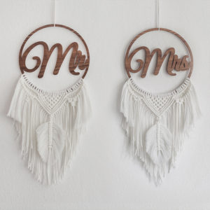 Stuhlringringe aus Holz und Makramee Mr & Mrs für Hochzeiten